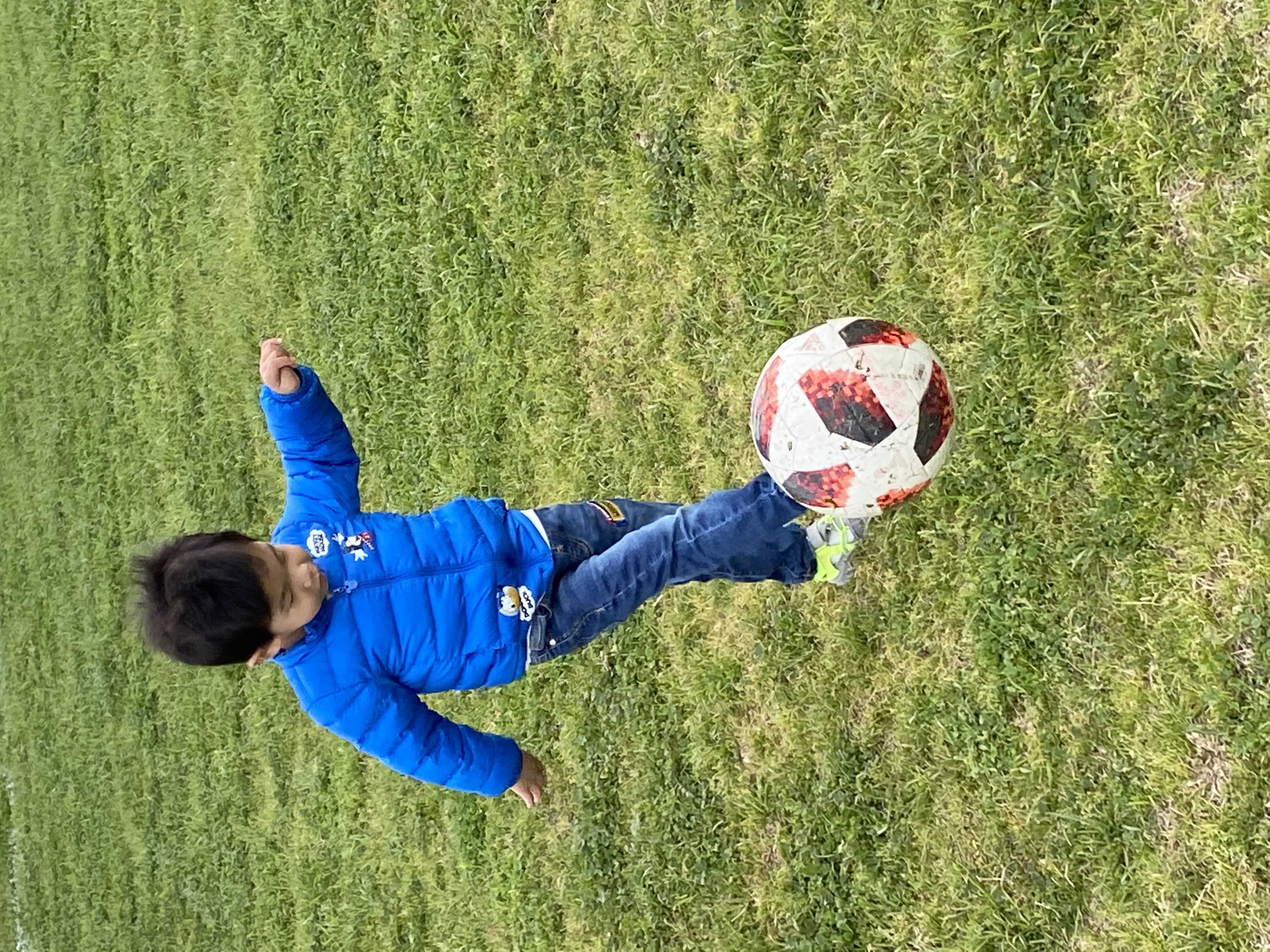 Alex loves play soccer